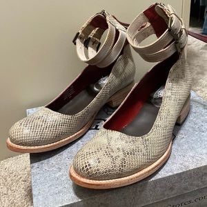 Freebird maribel white snake size 10